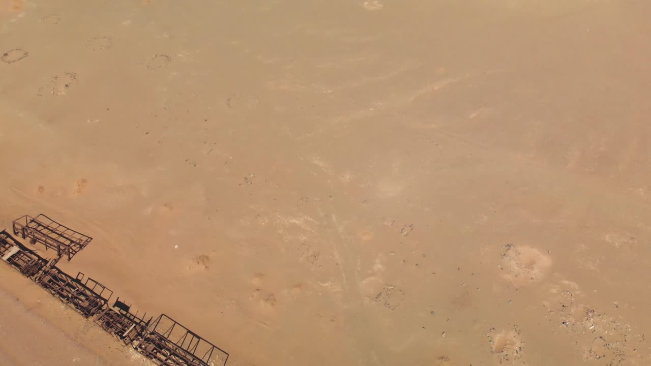 메디나 근처의 사우디 아라비아 사막에 있는 오스만 시대의 오래된 버려진 헤자즈 열차 잔해