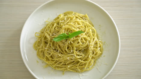 pasta de espaguetis al pesto - comida vegetariana y comida italiana