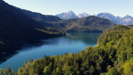 Lago-Hohenschwangau-En-Los-Alpes-Bávaros
