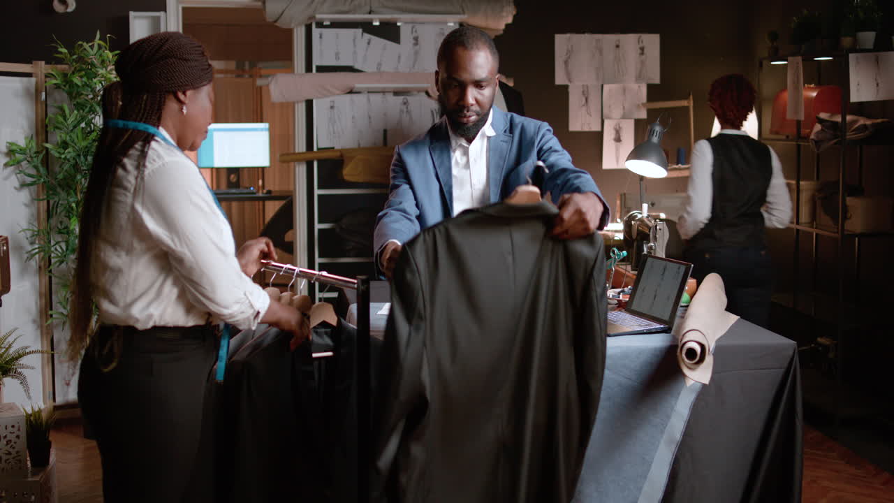 양복점에 있는 사람들