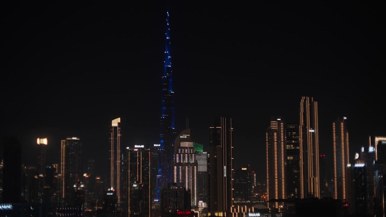 Vista notturna del Burj Khalifa e dello skyline di Dubai