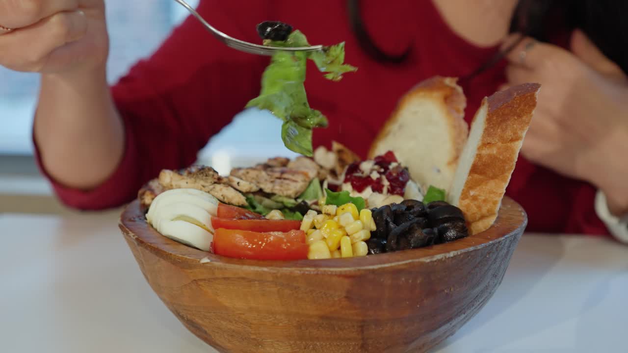mujer coreana disfrutando de una ensalada casera de pollo a la parrilla