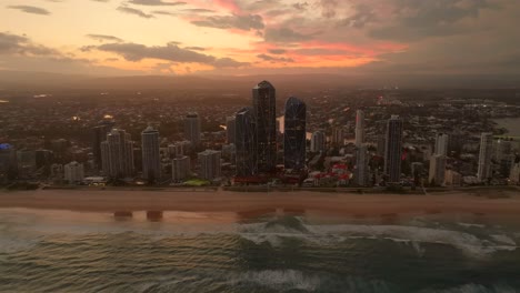 Paraíso-De-Los-Surfistas-Imágenes-De-Drones-Al-Atardecer-4k