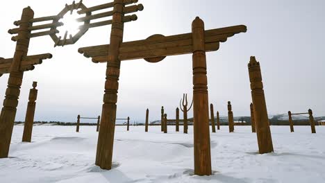 edificios nacionales yakut contra el fondo de un cielo sombrío, el sol apenas rompe a través de las nubes