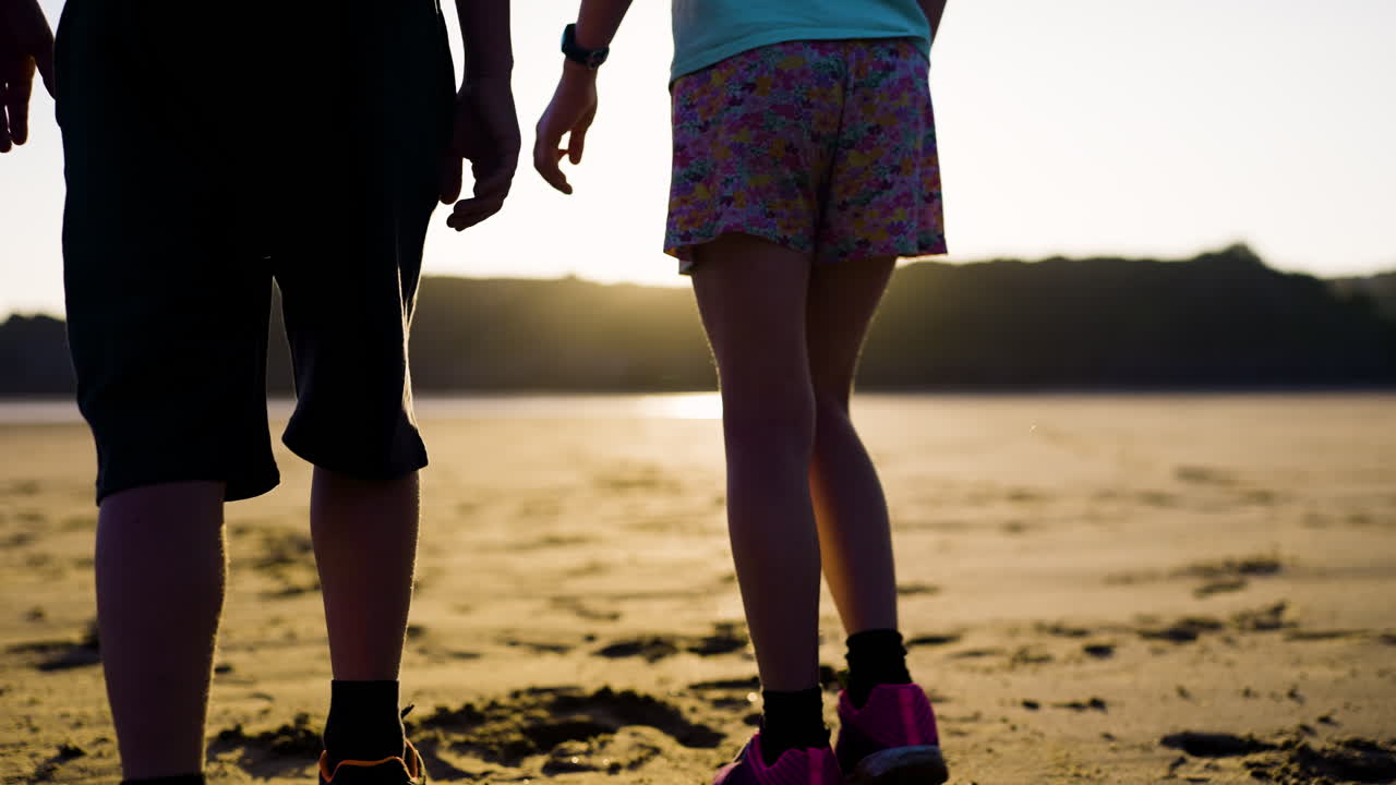 해가 지면 해변을 고 있는 아이들