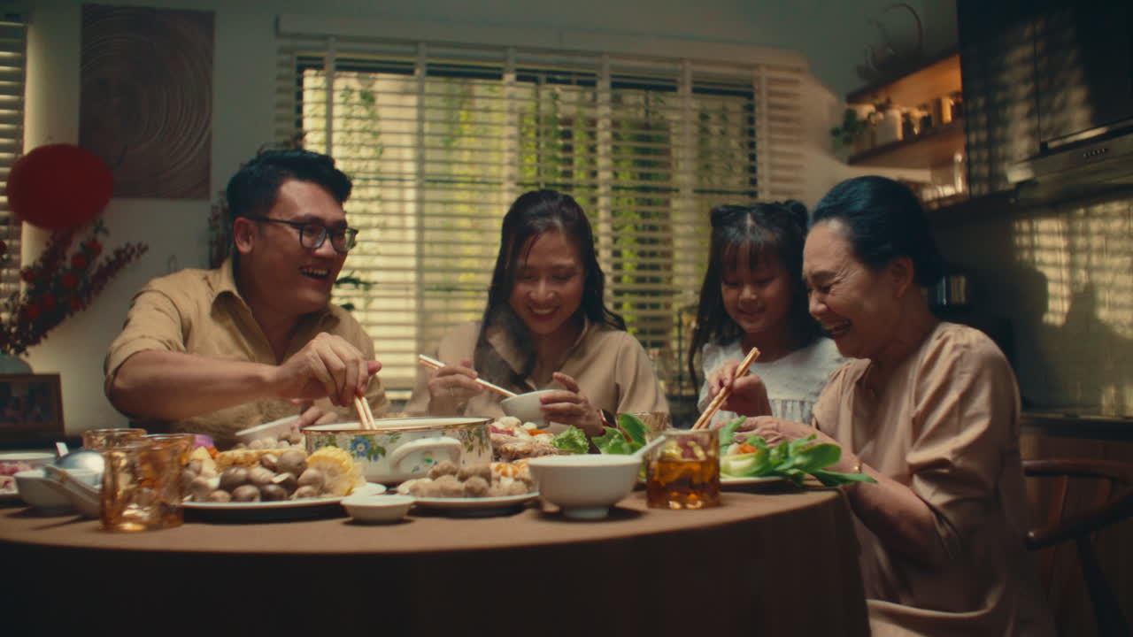 행복한 가족 저녁 식사