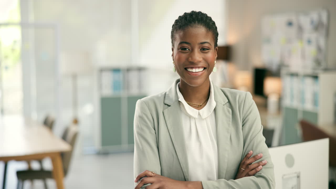 mujer de negocios confiada en una oficina moderna