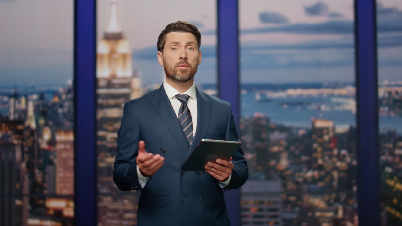 Elegant nyhedsoplæser præsenterer daglige breaking news i tv-program nærbillede.