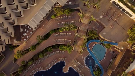 Luftaufnahme-Von-Oben-Nach-Unten-Eines-Luxushotelresorts-Mit-Swimmingpool-Und-Privatzimmer-Zur-Miete-Auf-Der-Insel-Teneriffa,-Spanien