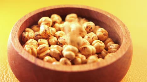 garbanzos asados en un cuenco de madera