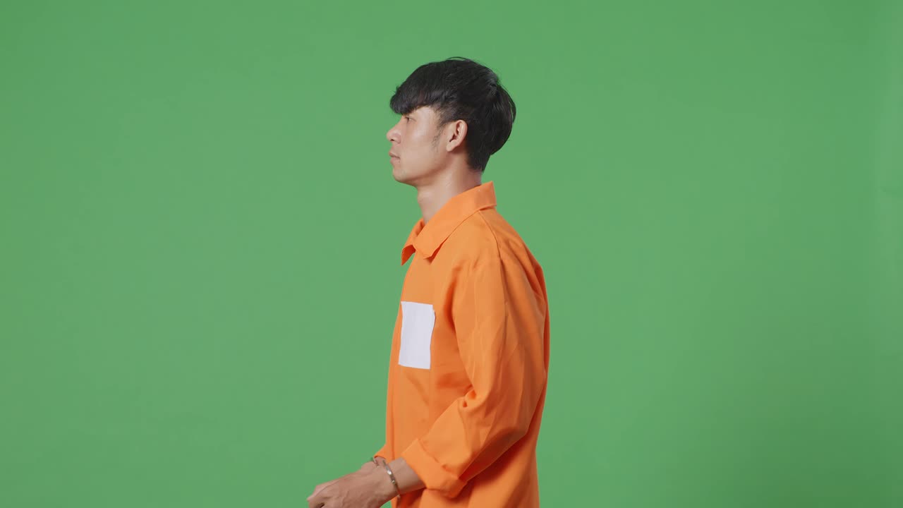 오렌지색 스웨터를 입은 남자