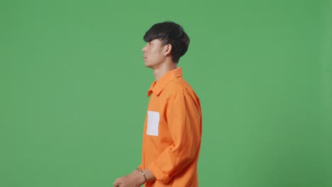 오렌지색 스웨터를 입은 남자