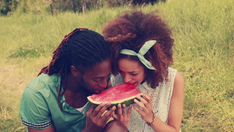 Junges-Paar-Das-Wassermelone-Isst