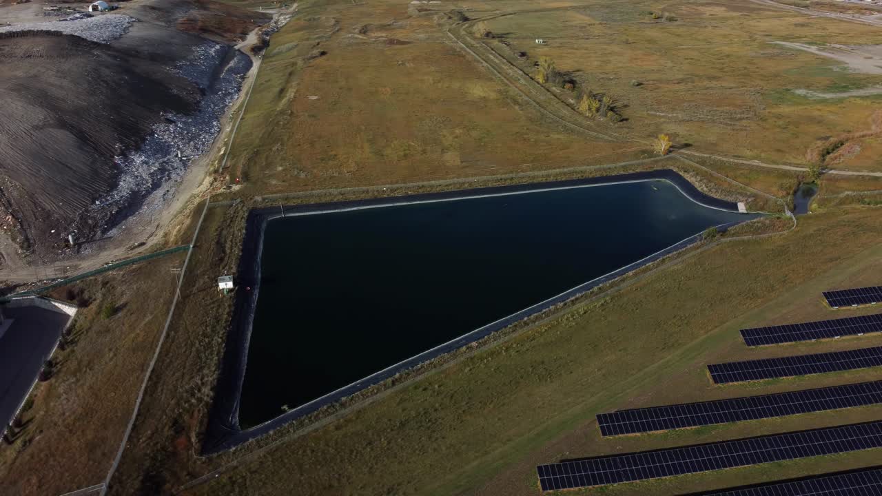 proyecto solar de las colinas lago artificial. vista de dron