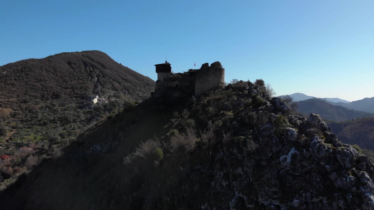 돌담과 탁 트인 탑이 있는 고대 요새, 알바니아의 스칸데르베그 전장