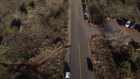 vista aérea de arriba hacia abajo de boynton canyon pass road en sedona, arizona