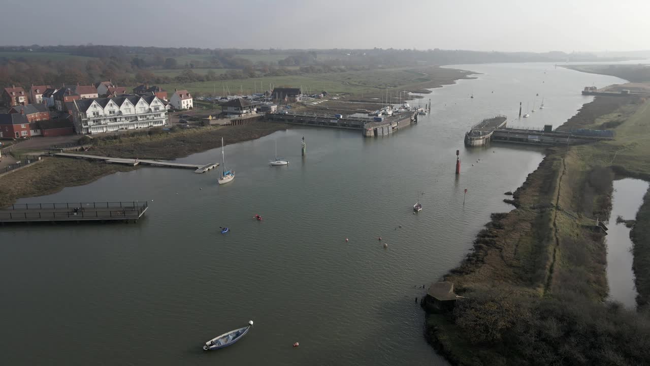 colne 조수 장벽 wivenhoe 홍수 방어 드론 영상