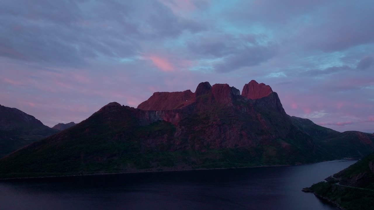 cielo panorámico al atardecer sobre las montañas cerca de la aldea de husoy en senja, noruega