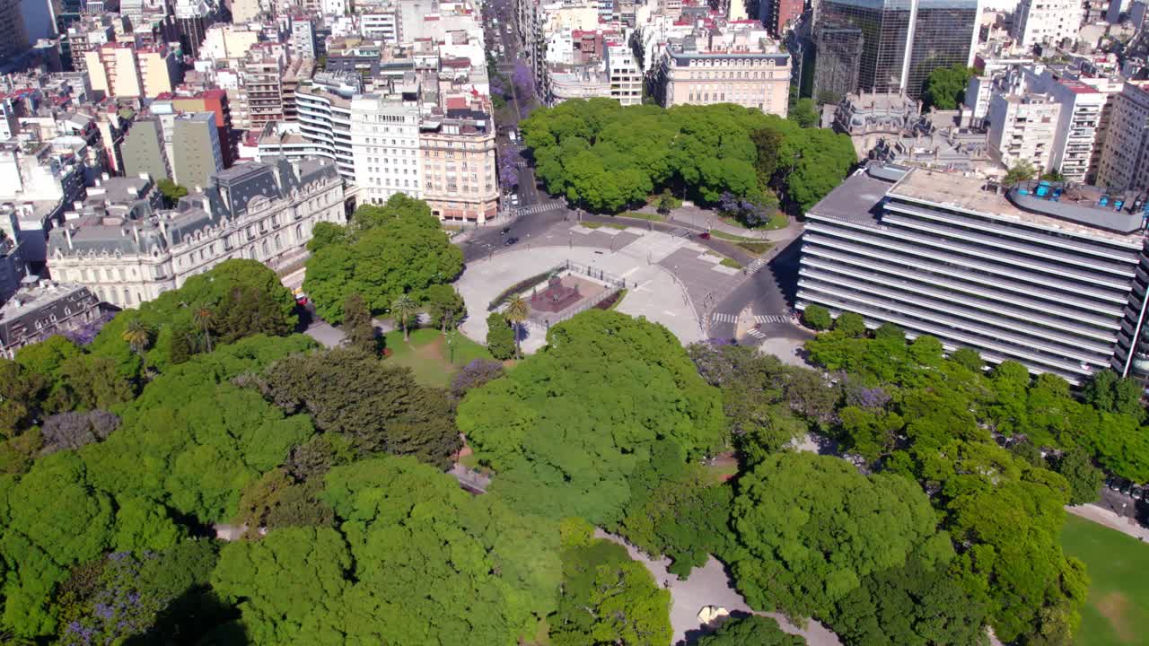vista aérea de la plaza y la estatua del general san martin y un gran parque en retiro, buenos aires
