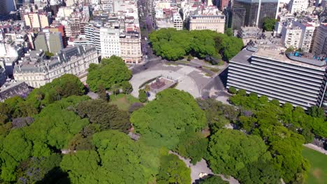 Vista-Aérea-De-La-Plaza-Y-La-Estatua-Del-General-San-Martin-Y-Un-Gran-Parque-En-Retiro,-Buenos-Aires