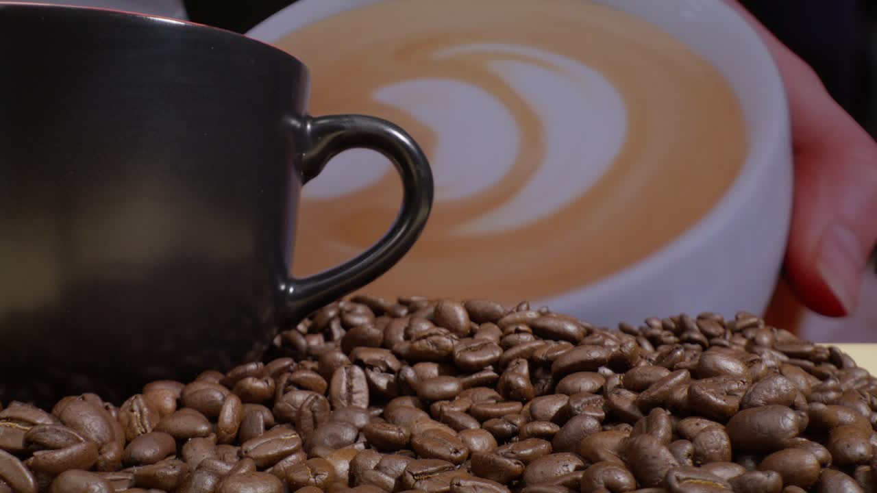vista macro de la lente de la taza de café, los granos de café y la imagen de fondo de la tazón de café con café y vídeo empujando en