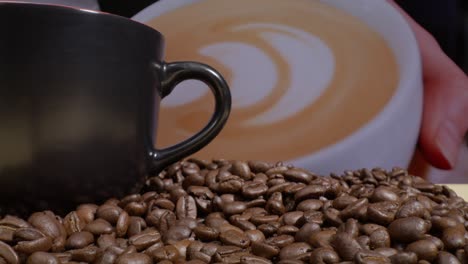 Vista-De-Lente-Macro-De-La-Taza-De-Café,-Granos-De-Café-E-Imagen-De-Fondo-De-La-Taza-De-Café-Con-Café-Y-Video-Empujando-Hacia-Adentro