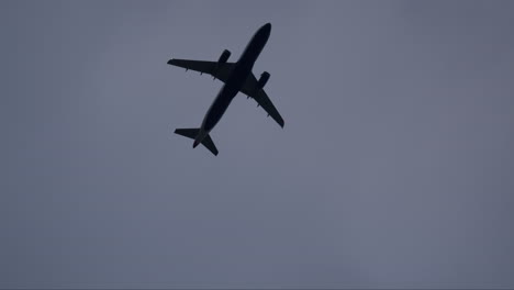 avión en el cielo nocturno