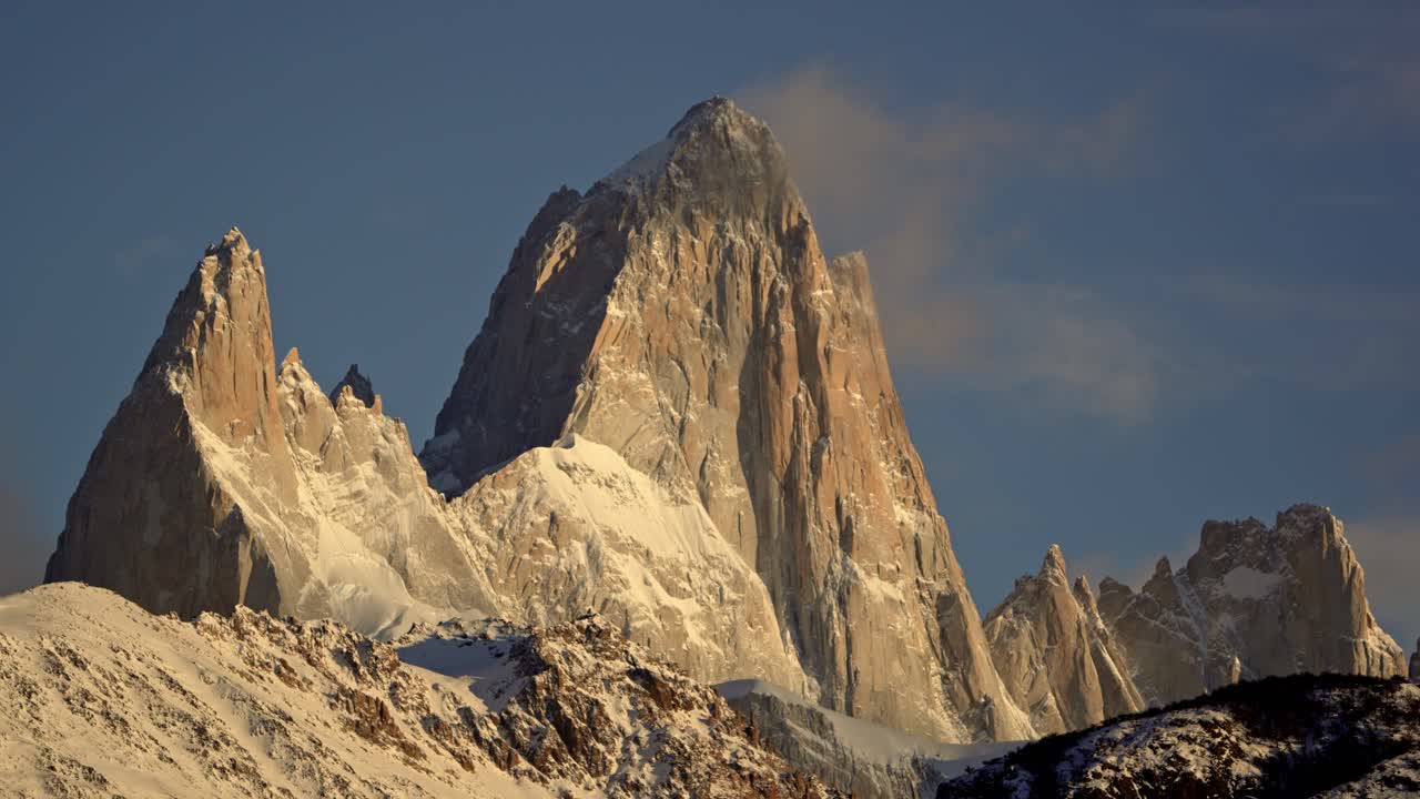 Maestosa montagna Fitz Roy all'alba in uno splendido timelapse in Patagonia, Argentina