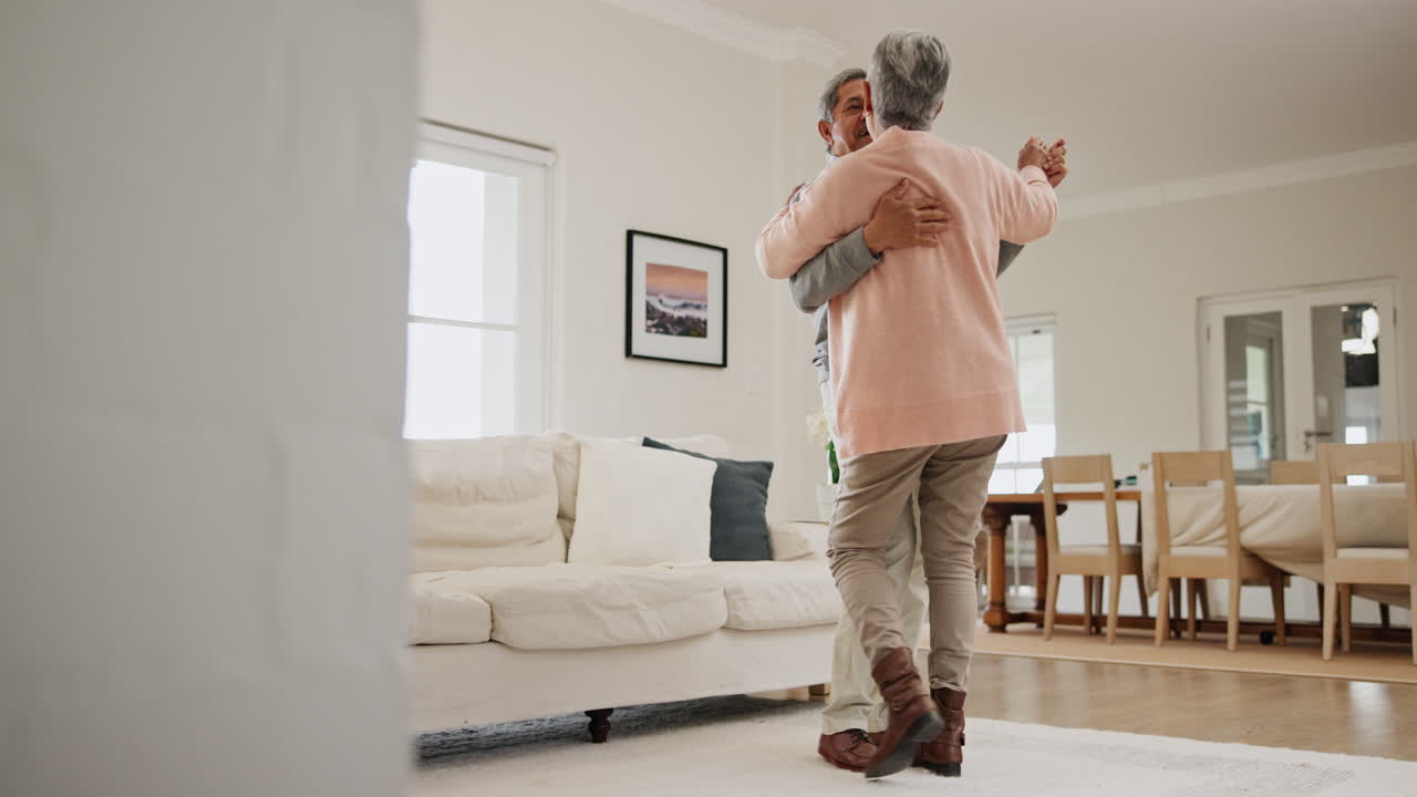 수석, 커플과 거실에서 춤과 함께 포옹