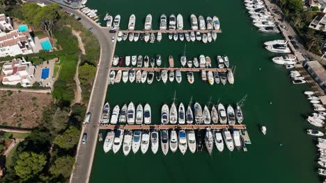 Vista-Aérea-De-Drones-Volando-Sobre-El-Puerto-De-Cala-D&#39;or-Y-La-Playa-De-Mallorca-Llena-De-Barcos-Y-Yates