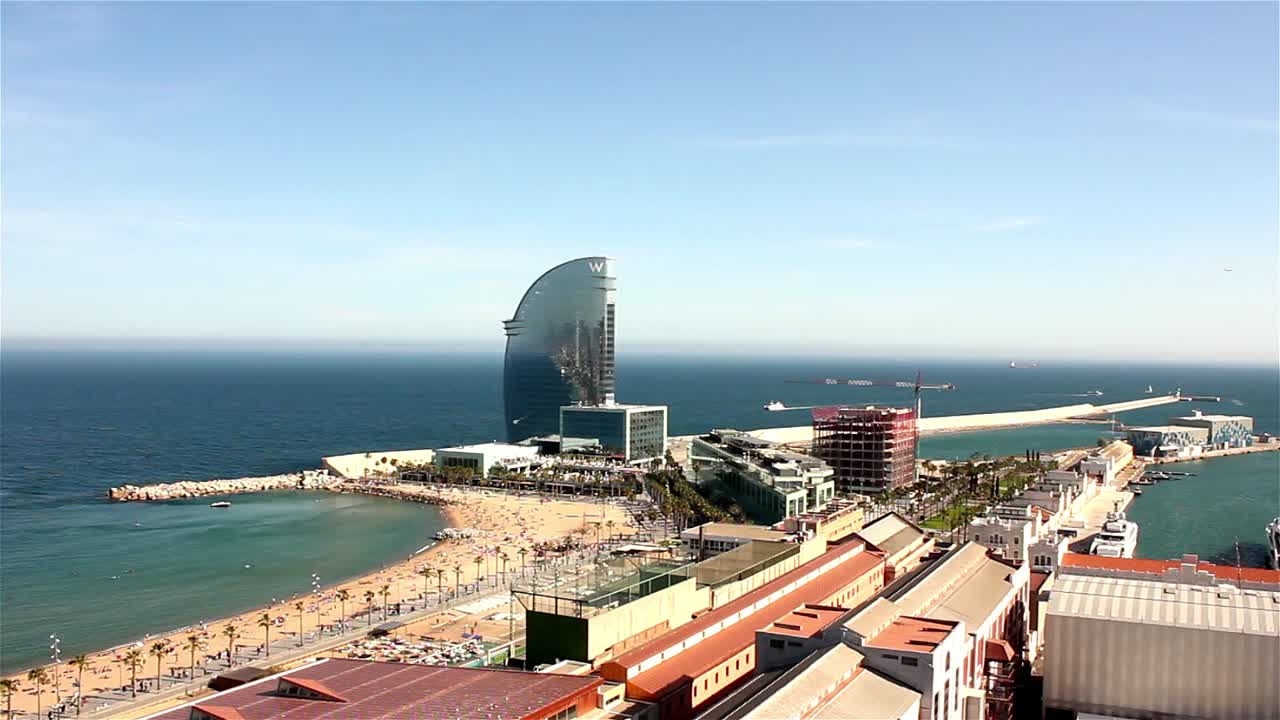 Veduta aerea panoramica della spiaggia di Barcellona e del W Hotel.