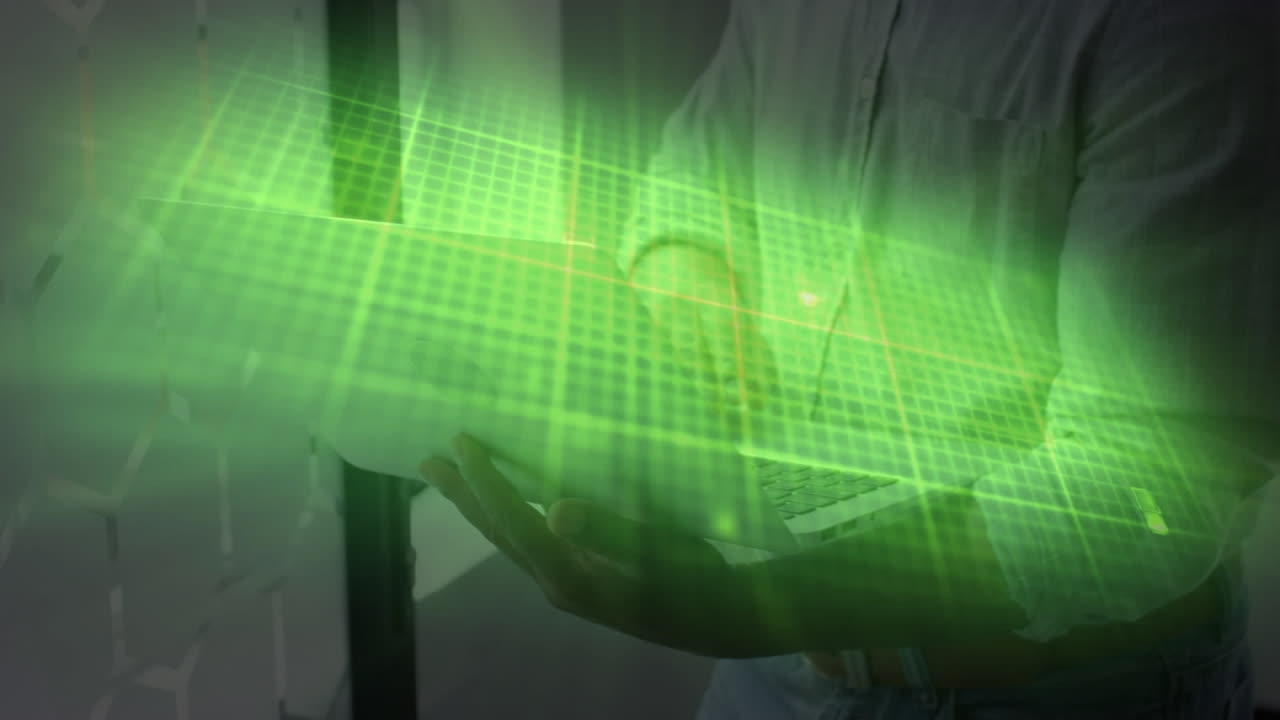 monitor de frecuencia cardíaca verde brillante contra la sección media del hombre que usa una computadora portátil en la oficina