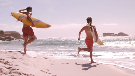 dos amigos están corriendo para ir al mar