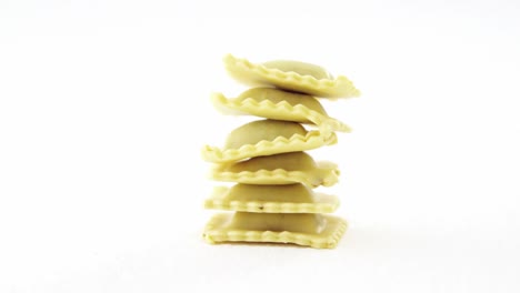una pila de pasta de ravioli