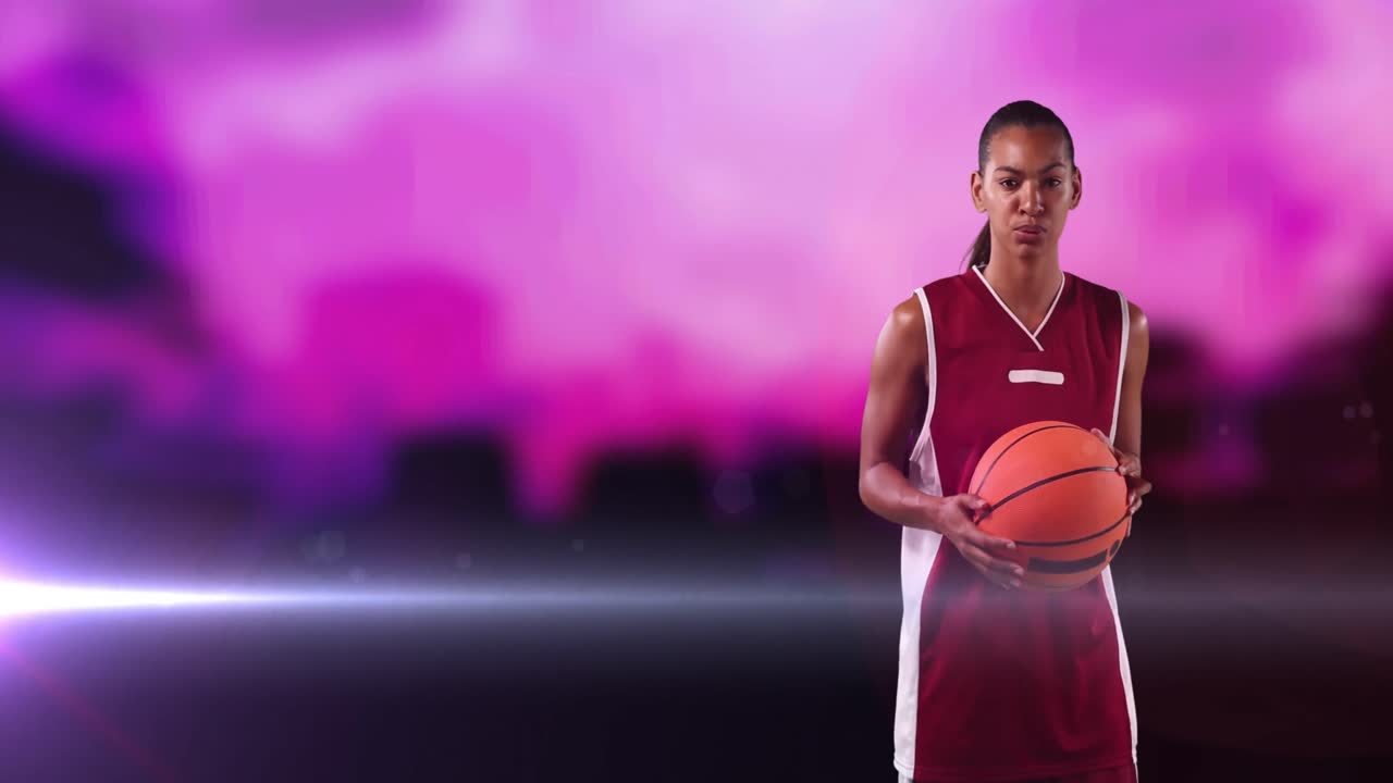 Animation af en afroamerikansk kvindelig basketballspiller med bold på en skyet lyserød baggrund og med en lysstråle.