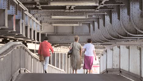 Gruppe-Von-Damen,-Die-Unter-Der-Brücke-Laufen