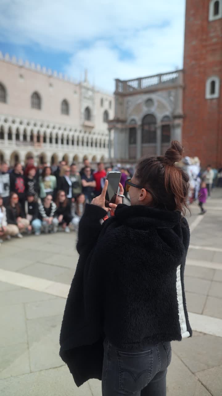 Donna che scatta foto in Piazza San Marco, Venezia