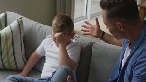 Padre-Caucásico-Hablando-Con-Su-Triste-Hijo-Y-Sentado-En-La-Sala-De-Estar