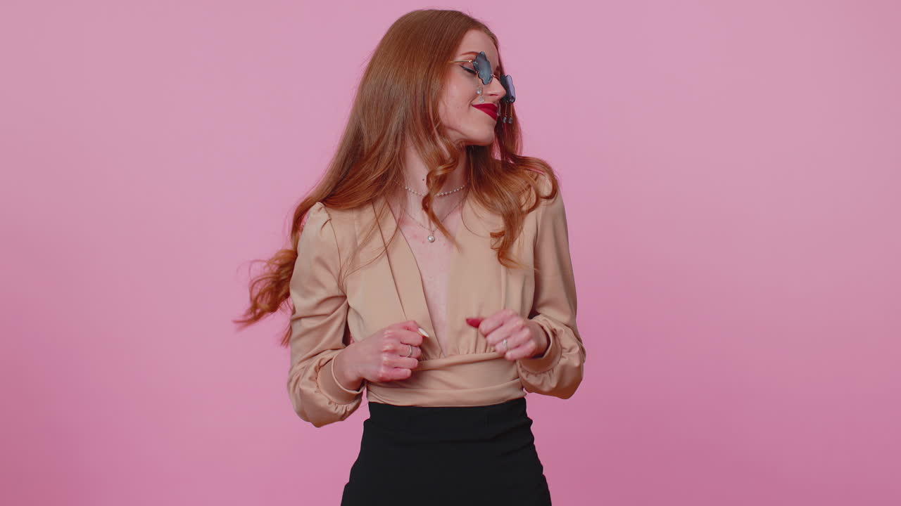 mujer de negocios, chica escuchando música y bailando discoteca, divirtiéndose, relajándose en la fiesta.