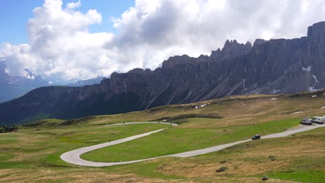 Fahrzeuge-überqueren-Den-Passo-Giau