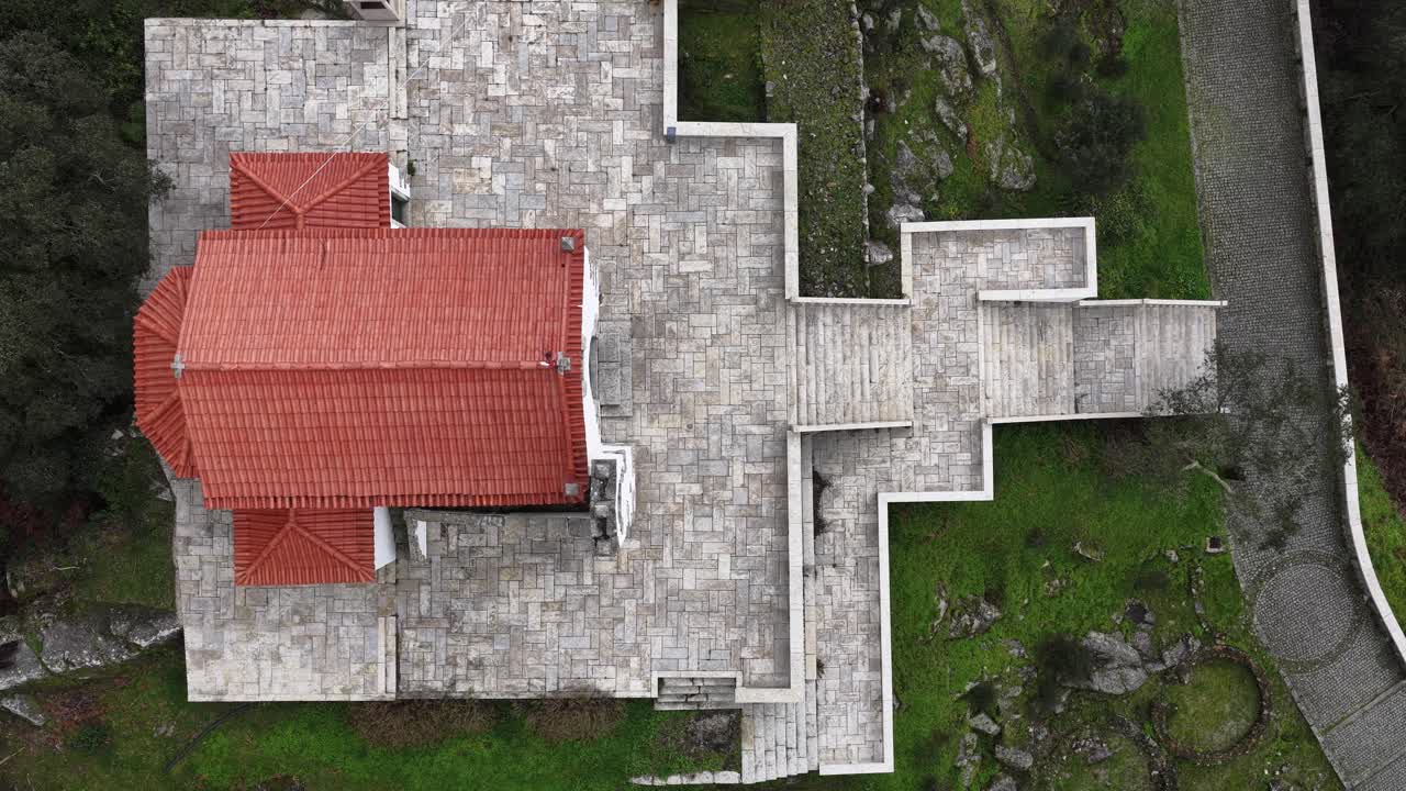 Vista dall'alto con drone di una cappella in cima a una montagna.