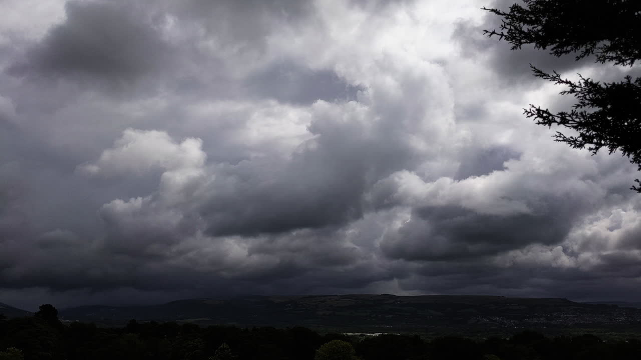 나무 와 계곡 위 에 있는 어두운 폭풍 구름 에서 번개 가 터진다