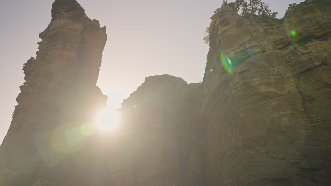 замедленный снимок красивых тропических береговых скал с уровня моря