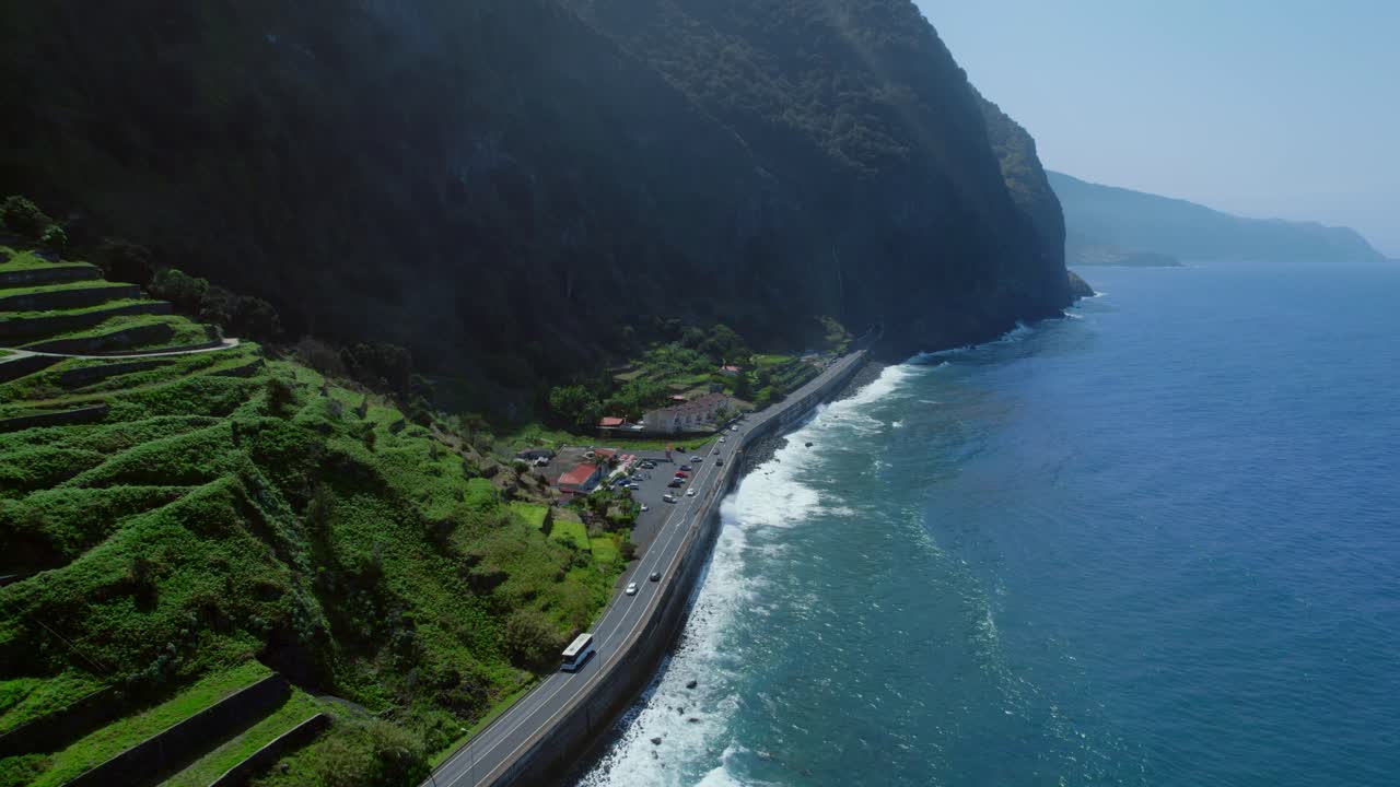 La carretera costera que serpentea a través de las montañas y el océano