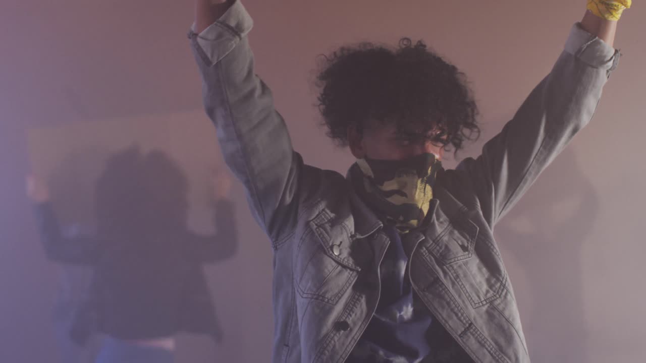 grupo diverso de personas con máscaras faciales sosteniendo carteles de protesta