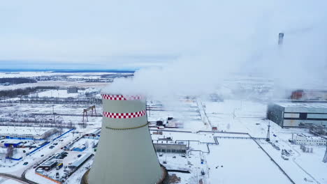 energía térmica. chimenea de humo industrial en una planta de energía térmica