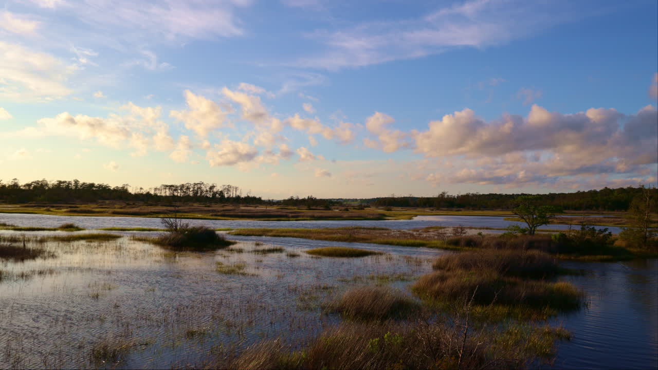 un amplio pantano salado a principios de la primavera, un hermoso cielo azul