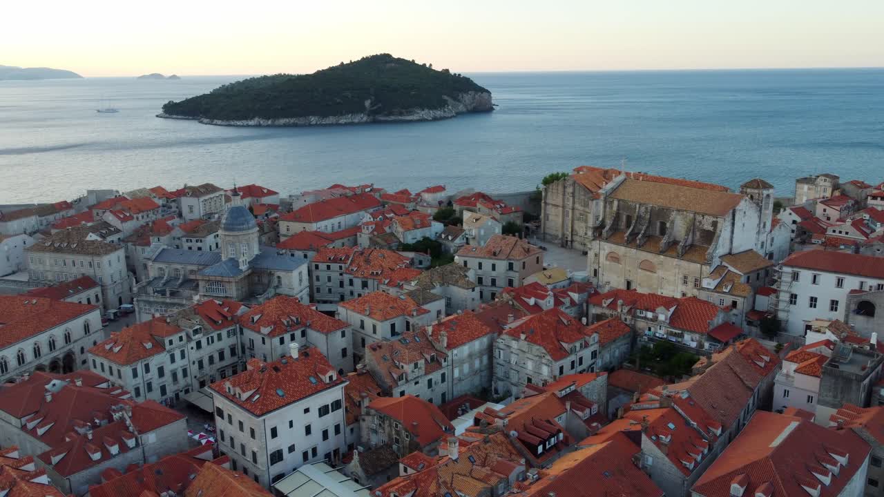 Vista aerea panoramica della Città Vecchia di Dubrovnik e del porto turistico sul Mare Adriatico