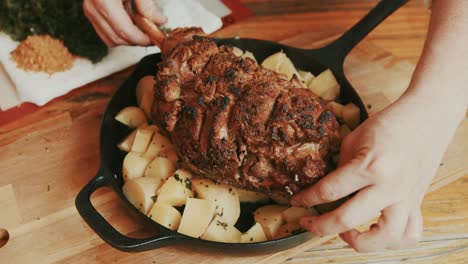 apetitosa carne de cordero a la brasa servida con papas al orégano sazonadas