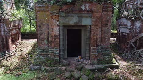 la cámara se acerca a la antigua torre de piedra y ladrillo en koh ker en camboya.